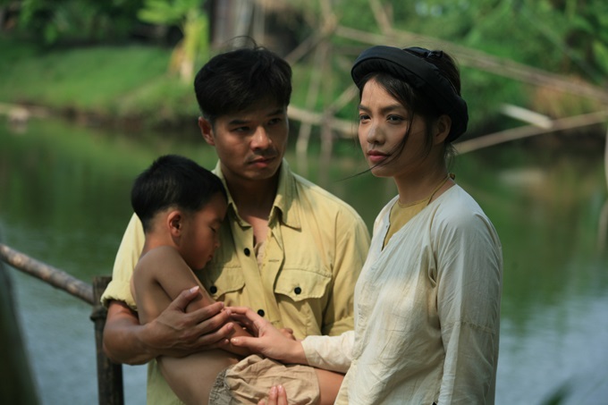 Hồng Kim Hạnh - nữ chính phim 'Thương nhớ ở ai': 'Tôi từng phản đối và lén dùng miếng che ngực nhưng không được cho phép' - Ảnh 1