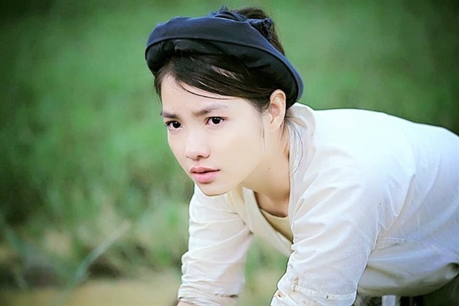 Hồng Kim Hạnh - nữ chính phim 'Thương nhớ ở ai': 'Tôi từng phản đối và lén dùng miếng che ngực nhưng không được cho phép' - Ảnh 2