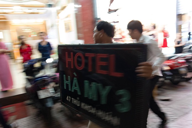 Nhiều chủ khách sạn ở quận 1 cuống cuồng ôm bảng hiệu chạy vào nhà khi thấy lực lượng đi dẹp vỉa hè - Ảnh 3