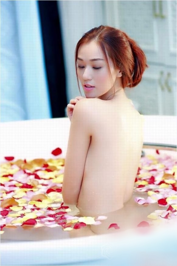 Mỹ nhân Việt khoe thân hình nóng 'bỏng mắt' khi đóng những cảnh tắm trong phim - Ảnh 3