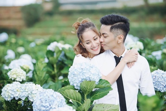 Fan xuýt xoa trước bộ ảnh Khánh Thi - Phan Hiển hôn nhau say đắm giữa đồng hoa cẩm tú cầu - Ảnh 1