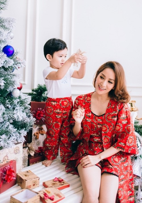 Xuýt xoa bộ ảnh Khánh Thi - Phan Hiển ấm áp, ngọt ngào bên con trai đón Giáng sinh sớm - Ảnh 2