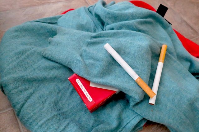 Áp dụng ngay mẹo vặt <a target='_blank' data-cke-saved-href='http://www.phunuvagiadinh.vn/' href='http://www.phunuvagiadinh.vn/'>gia đình</a> giúp khử mùi thuốc lá trên quần áo nhanh chóng
