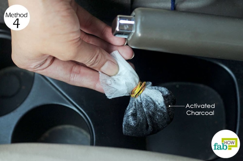 Đặt túi nhỏ đựng than hoạt tính giúp khử mùi thuốc lá trong xe ô tô tận các ngóc ngách