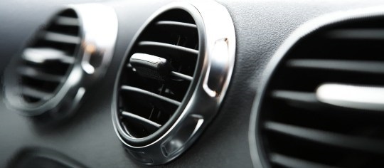 Bật điều hòa giúp lọc không khí, khử mùi thuốc lá trong ô tô tốt hơn