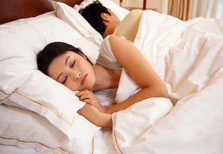 Cảnh báo: Đây chính là 5 kiểu ngủ “tố cáo” chồng đã hết yêu vợ, báo trước khả năng ly dị - Ảnh 1