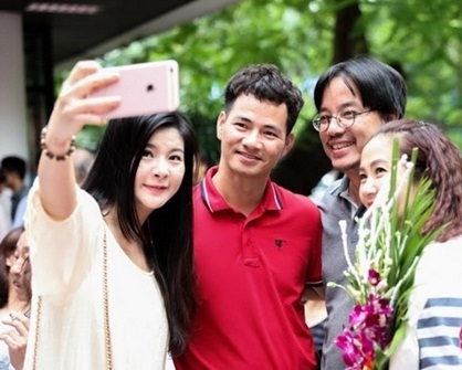 Chụp ảnh chung với 'anh trai', Kim Oanh ‘cọ xát’ thế này bảo sao vợ Xuân Bắc không ghen và liên tục chửi bới trên mạng - Ảnh 8
