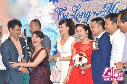 Chụp ảnh chung với 'anh trai', Kim Oanh ‘cọ xát’ thế này bảo sao vợ Xuân Bắc không ghen và liên tục chửi bới trên mạng - Ảnh 10