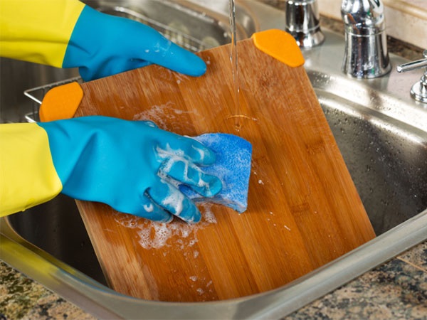 Kinh ngạc trước thứ vật dụng quen thuộc trong nhà bếp chứa vi khuẩn nhiều gấp 200 lần bồn cầu - Ảnh 1