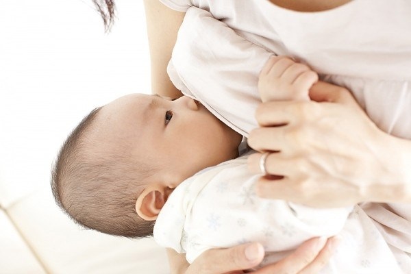 Làm đẹp da mặt sau sinh bằng sữa mẹ như thế nào là đúng cách? - Ảnh 1 Sữa mẹ giúp làm đẹp da mặt sau sinh hiệu nghiệm