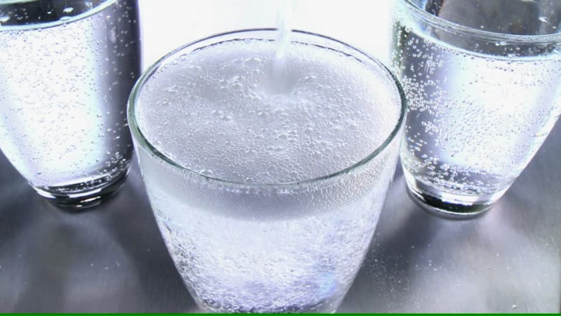 Da căng mịn, sạch nhờn sau 15 phút với nước khoáng có ga