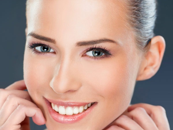 Làm môi đẹp tự nhiên với những mẹo đơn giản cho môi mềm hấp dẫn - Ảnh 1 Dưỡng ẩm môi bằng dầu dừa, vitamin E..làm môi đẹp tự nhiên, tươi sáng