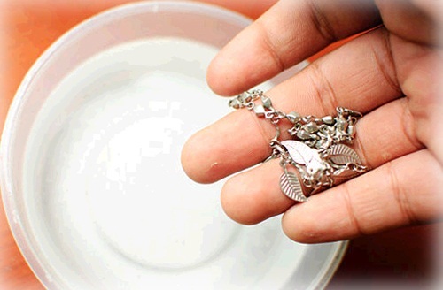 Lớp bạc xỉn màu phía ngoài sẽ được đánh bay nhanh chóng với phương pháp dùng nến này - Ảnh: Internet Lớp bạc xỉn màu phía ngoài sẽ được đánh bay nhanh chóng với phương pháp dùng nến này - Ảnh: Internet