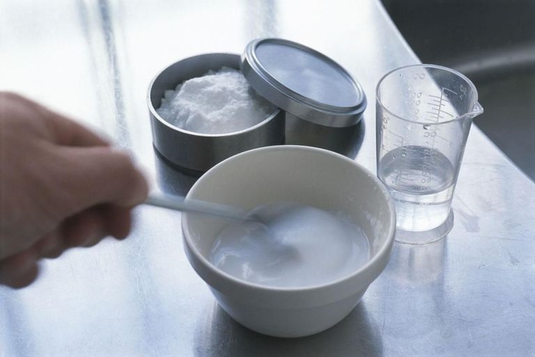 Hỗn hợp baking soda và giấm có khả năng làm sáng trang sức bạc vô cùng hiệu nghiệm - Ảnh: Internet Hỗn hợp baking soda và giấm có khả năng làm sáng trang sức bạc vô cùng hiệu nghiệm - Ảnh: Internet