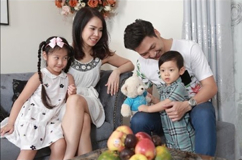 Những người vợ vừa xinh vừa giỏi làm hậu phương vững chắc cho các nam diễn viên điển trai Việt - Ảnh 15 Những người vợ vừa xinh vừa giỏi làm hậu phương vững chắc cho các nam diễn viên điển trai Việt - Ảnh 15