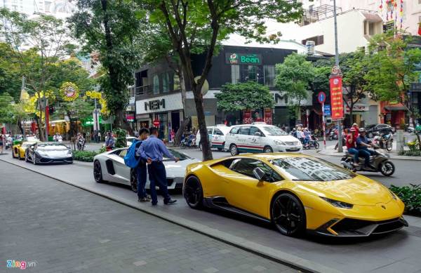 Cường Đô La và các đại gia Sài Gòn chơi Tết bằng Lamborghini - Ảnh 2