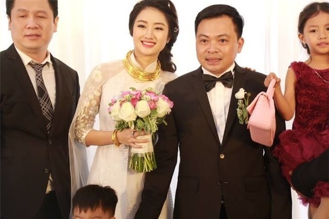 Phát thèm khi nhìn loạt sao Việt đeo vàng muốn 'gãy cổ' tại lễ cưới - Ảnh 4 Phát thèm khi nhìn loạt sao Việt đeo vàng muốn 'gãy cổ' tại lễ cưới - Ảnh 4