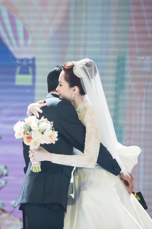 Hoa hậu Đặng Thu Thảo và ông xã Trung Tín quá lãng mạn trong lễ cưới