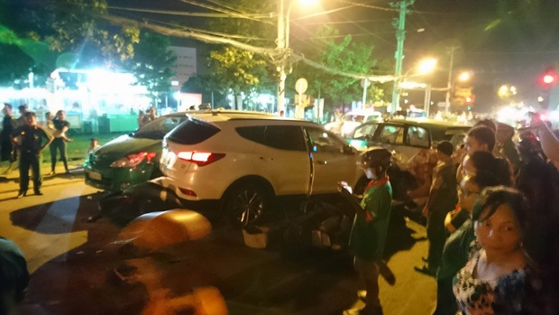 Liên tục xuất hiện 2 ô tô 'điên' tông hàng loạt xe trên phố Sài Gòn, nhiều người thương vong - Ảnh 2