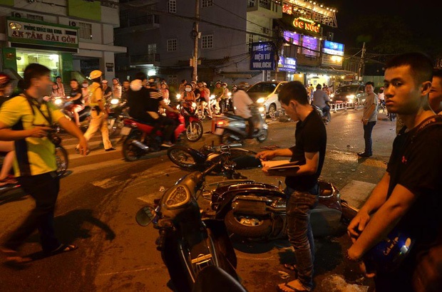 Liên tục xuất hiện 2 ô tô 'điên' tông hàng loạt xe trên phố Sài Gòn, nhiều người thương vong - Ảnh 3