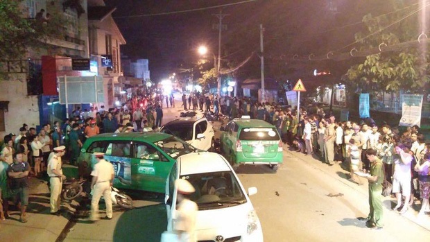 Liên tục xuất hiện 2 ô tô 'điên' tông hàng loạt xe trên phố Sài Gòn, nhiều người thương vong - Ảnh 5