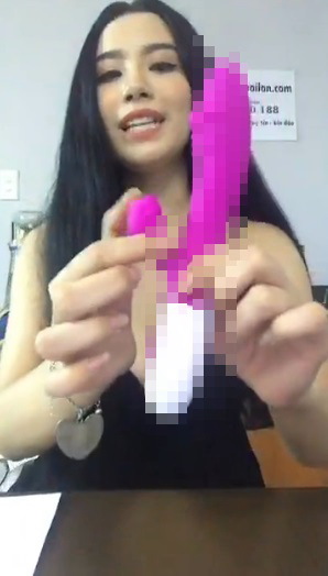 Linh Miu 'ăn gạch đá' vì rên la phản cảm, hở hang quá đà khi livestream hướng dẫn sử dụng đồ chơi người lớn trên bộ phận nhạy cảm - Ảnh 5