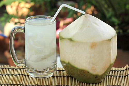 Loại nước giúp da trắng mịn, giảm mỡ thừa sau 7 ngày - Ảnh 1 Giúp da trắng mịn, giảm mỡ thừa sau 7 ngày với nước dừa tươi