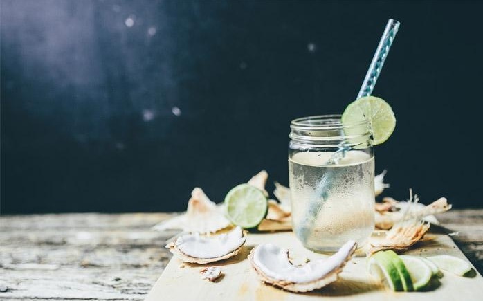 Loại nước giúp da trắng mịn, giảm mỡ thừa sau 7 ngày - Ảnh 2 Giúp da trắng mịn, giảm mỡ thừa sau 7 ngày với nước dừa tươi