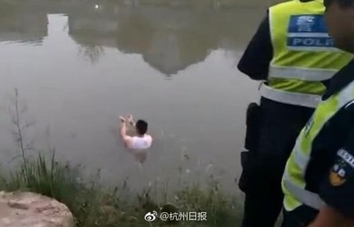Người đàn ông viết sẵn giấy nhờ người cứu trước khi... tự tử: Hé lộ nguyên nhân khiến ai cũng thương cảm, xót xa - Ảnh 1 Người đàn ông viết sẵn giấy nhờ người cứu trước khi... tự tử: Hé lộ nguyên nhân khiến ai cũng thương cảm, xót xa - Ảnh 1