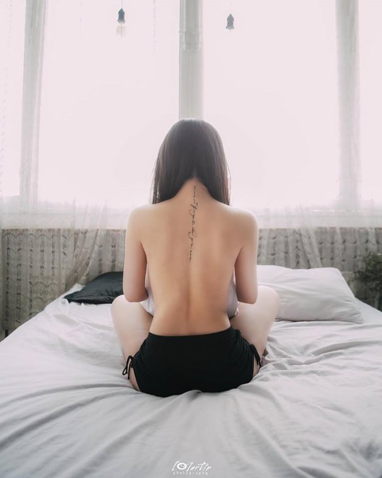 Chụp ảnh bán nude gợi cảm cùng hình xăm đặc biệt của Lý Phương Châu thu hút sự chú ý của cư dân mạng - Ảnh: Internet