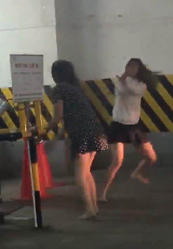 8 cô gái mặc váy ngắn và quần short hỗn chiến ở Biên Hòa, đánh luôn nhân viên bảo vệ - Ảnh 2