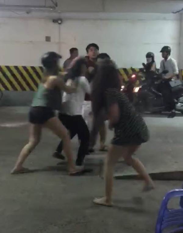 8 cô gái mặc váy ngắn và quần short hỗn chiến ở Biên Hòa, đánh luôn nhân viên bảo vệ - Ảnh 4