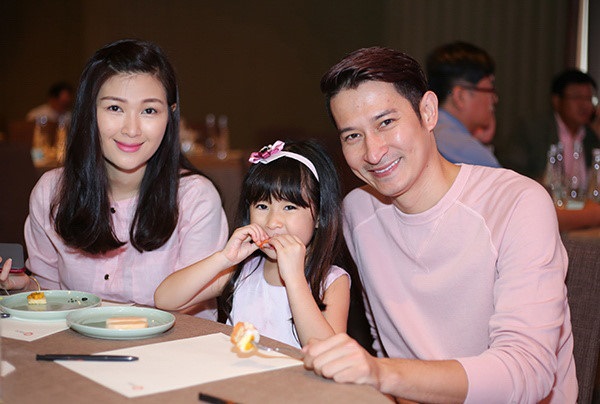 Những người vợ vừa xinh vừa giỏi làm hậu phương vững chắc cho các nam diễn viên điển trai Việt - Ảnh 8 Những người vợ vừa xinh vừa giỏi làm hậu phương vững chắc cho các nam diễn viên điển trai Việt - Ảnh 8