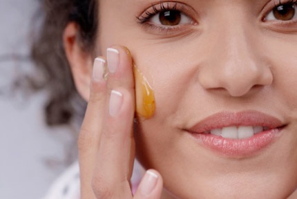 Dùng mật ong theo cách này, da trẻ ra cả chục tuổi và trắng mịn gấp 2 lần uống collagen mỗi ngày - Ảnh 1 Dùng mật ong theo cách này, da trẻ ra cả chục tuổi và trắng mịn gấp 2 lần uống collagen mỗi ngày - Ảnh 1