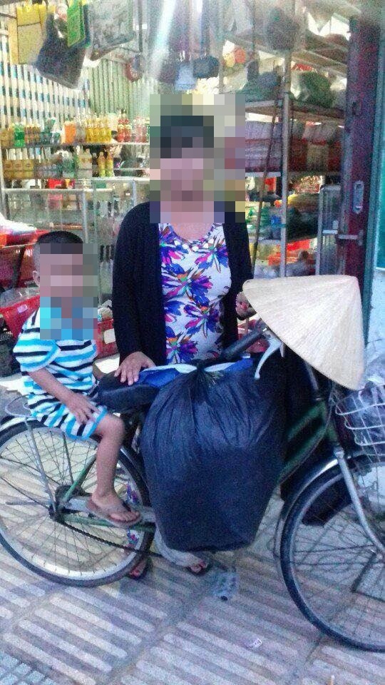 Chạnh lòng người mẹ trẻ cùng con trai bán quần áo từ thiện kiếm sống: Chồng bỏ rơi từ khi mang thai và sắp cưới vợ mới - Ảnh 2 Chạnh lòng người mẹ trẻ cùng con trai bán quần áo từ thiện kiếm sống: Chồng bỏ rơi từ khi mang thai và sắp cưới vợ mới - Ảnh 2