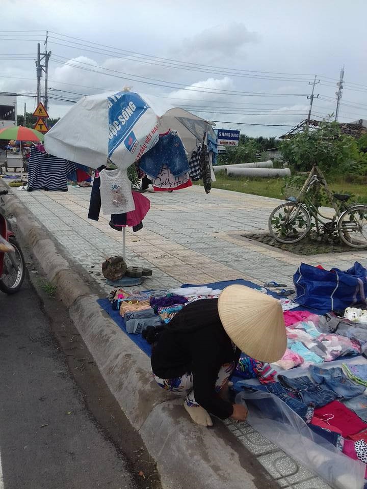 Chạnh lòng người mẹ trẻ cùng con trai bán quần áo từ thiện kiếm sống: Chồng bỏ rơi từ khi mang thai và sắp cưới vợ mới - Ảnh 4 Chạnh lòng người mẹ trẻ cùng con trai bán quần áo từ thiện kiếm sống: Chồng bỏ rơi từ khi mang thai và sắp cưới vợ mới - Ảnh 4