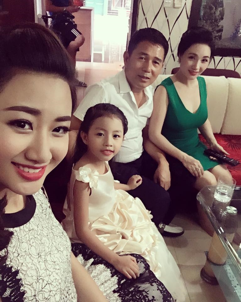 Bước sang tuổi U50, 8 người con nhưng mẹ Hoa hậu Thu Ngân vẫn xinh đẹp