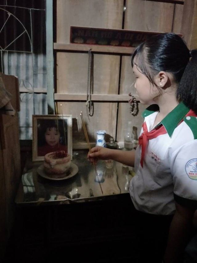 Mẹ qua đời, em gái bị ung thư máu, cô bé 14 tuổi thui thủi sống một mình để cha rảnh tay đưa em gái đi chữa bệnh nơi xa - Ảnh 1 Mẹ qua đời, em gái bị ung thư máu, cô bé 14 tuổi thui thủi sống một mình để cha rảnh tay đưa em gái đi chữa bệnh nơi xa - Ảnh 1