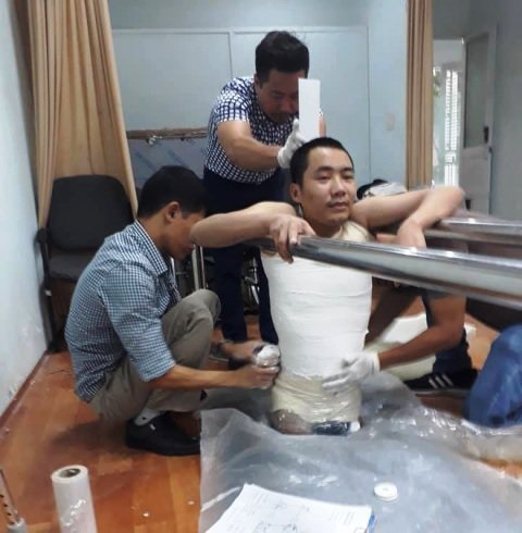 Đá đè cụt nửa người, chàng trai mồ côi được người mẹ nuôi nghèo chăm sóc như con đẻ - Ảnh 1 Đá đè cụt nửa người, chàng trai mồ côi được người mẹ nuôi nghèo chăm sóc như con đẻ - Ảnh 1