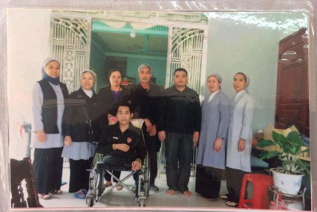 Đá đè cụt nửa người, chàng trai mồ côi được người mẹ nuôi nghèo chăm sóc như con đẻ - Ảnh 3 Đá đè cụt nửa người, chàng trai mồ côi được người mẹ nuôi nghèo chăm sóc như con đẻ - Ảnh 3