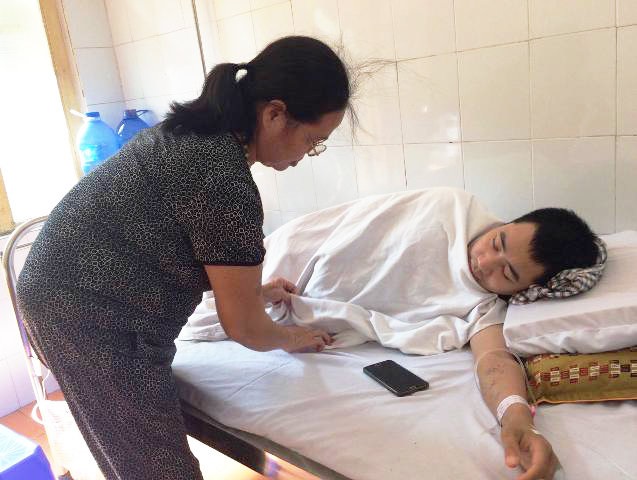 Đá đè cụt nửa người, chàng trai mồ côi được người mẹ nuôi nghèo chăm sóc như con đẻ - Ảnh 4 Đá đè cụt nửa người, chàng trai mồ côi được người mẹ nuôi nghèo chăm sóc như con đẻ - Ảnh 4