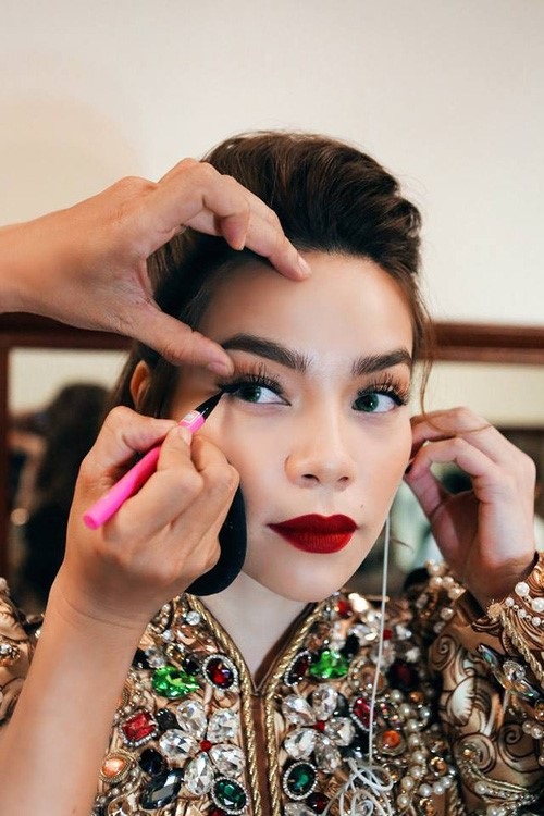 Dàn mỹ nhân Việt theo đuổi xu hướng 'môi tều': Người xinh đẹp lộng lẫy, kẻ bị chỉ trích nặng nề - Ảnh 8 Dàn mỹ nhân Việt theo đuổi xu hướng 'môi tều' hay 'môi dày'