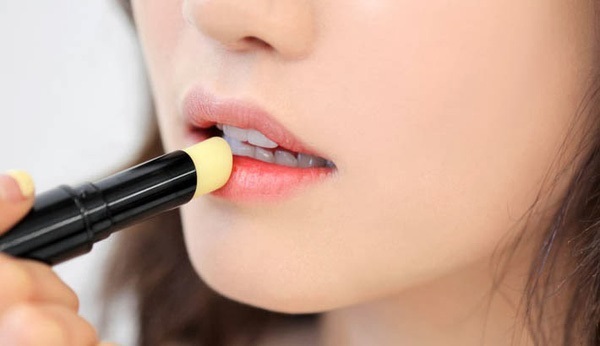 99% phụ nữ đang mắc phải 5 lỗi dùng son khiến đôi môi ngày càng nứt nẻ, bong tróc này - Ảnh 2 99% phụ nữ đang mắc phải 5 lỗi dùng son khiến đôi môi ngày càng nứt nẻ, bong tróc này - Ảnh 2