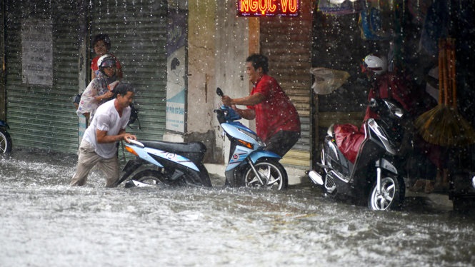 Mưa lớn đầu tuần, người dân Sài Gòn vất vả ‘bơi’ về nhà sau giờ tan tầm - Ảnh 3