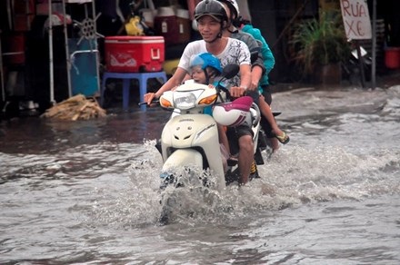 Mưa lớn đầu tuần, người dân Sài Gòn vất vả ‘bơi’ về nhà sau giờ tan tầm - Ảnh 4