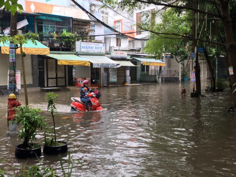 Mưa lớn, 'phố biến thành sông', người dân Sài Gòn bì bõm dắt xe 'bơi' về nhà - Ảnh 15