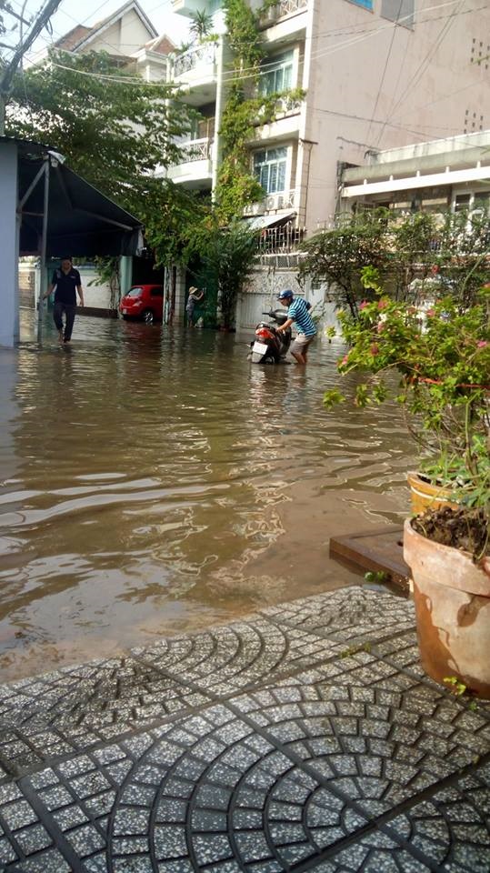 Mưa lớn, 'phố biến thành sông', người dân Sài Gòn bì bõm dắt xe 'bơi' về nhà - Ảnh 14