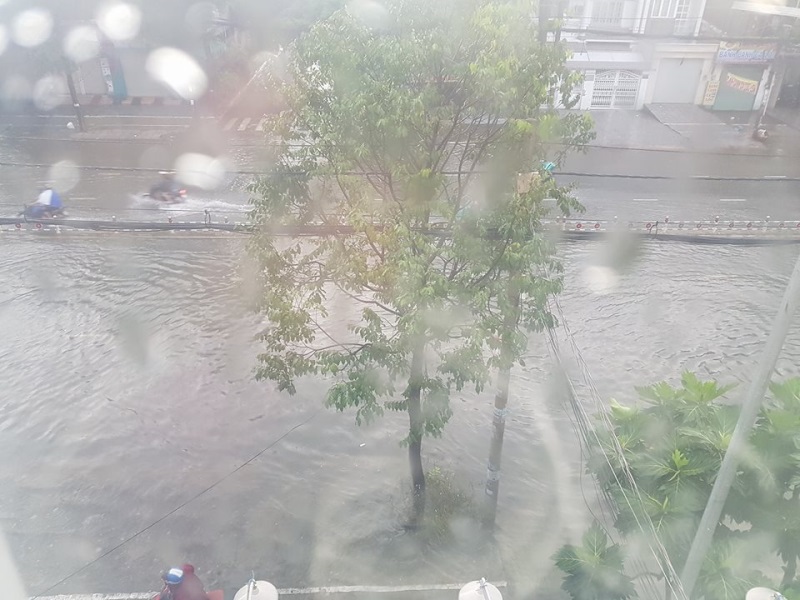Mưa lớn, 'phố biến thành sông', người dân Sài Gòn bì bõm dắt xe 'bơi' về nhà - Ảnh 13