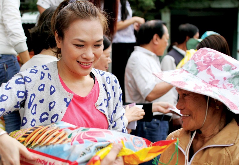 Chẳng cần khoe da thịt, những mỹ nhân Vbiz này vẫn thật 'chói chang' hút hồn người hâm mộ - Ảnh 2