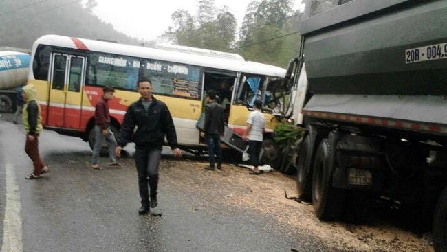 Thái Nguyên: Xe buýt 'đối đầu' xe chở vật liệu, tài xế chết gục trên tay lái, 8 người bị thương - Ảnh 1